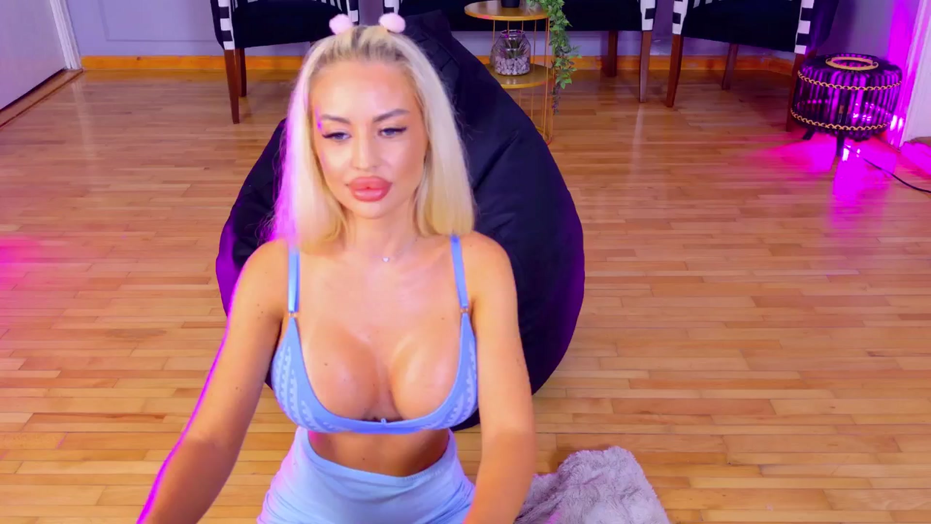 Gallery image thumbnail from AwwwElla's myfreecams stream on, 08/04/2024, 05:11 image 11 of 20