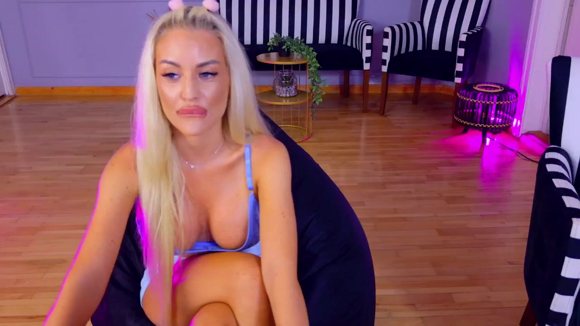 Gallery image thumbnail from AwwwElla's myfreecams stream on, 08/04/2024, 06:57 image 13 of 20