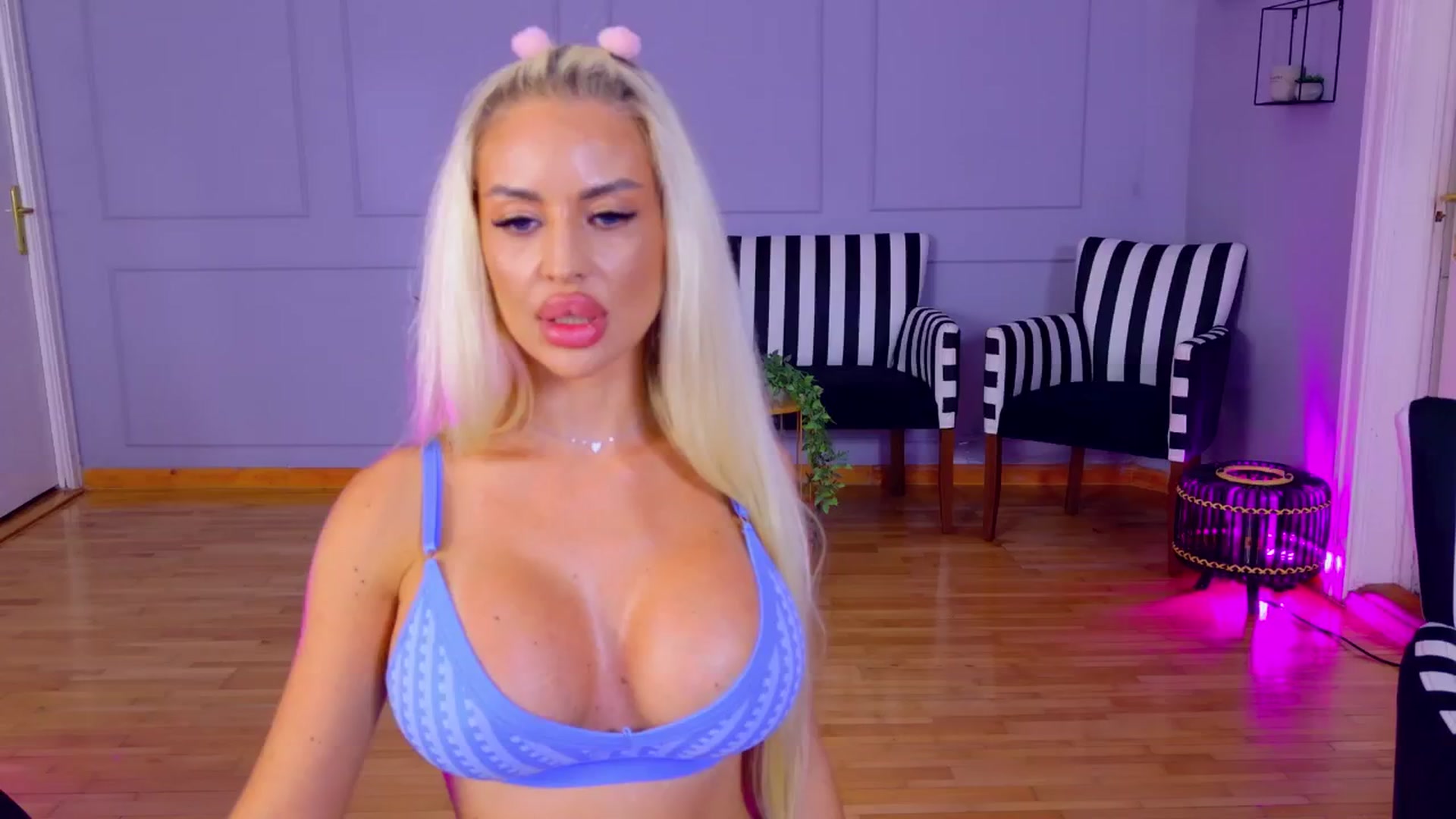 Gallery image thumbnail from AwwwElla's myfreecams stream on, 08/04/2024, 06:57 image 17 of 20