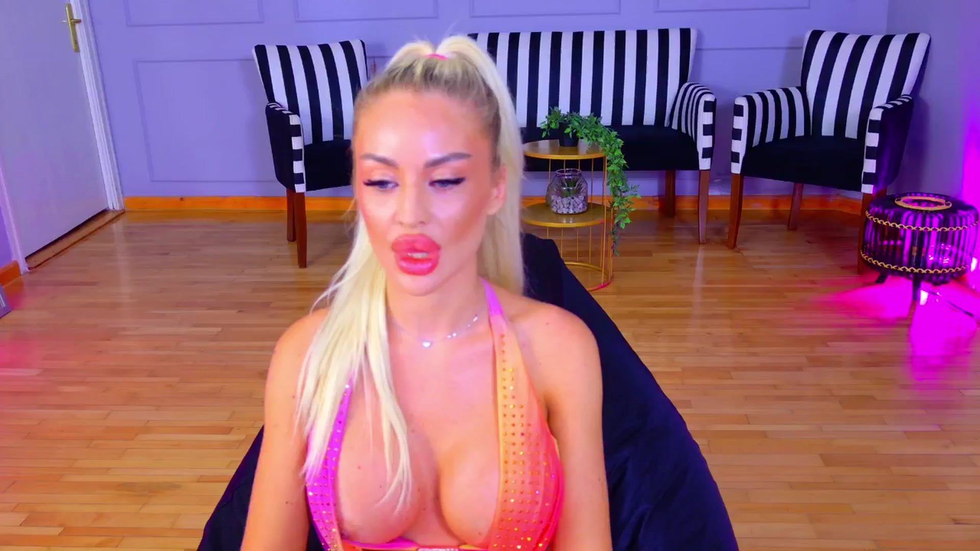 Gallery image thumbnail from AwwwElla's myfreecams stream on, 08/05/2024, 05:47 image 12 of 20