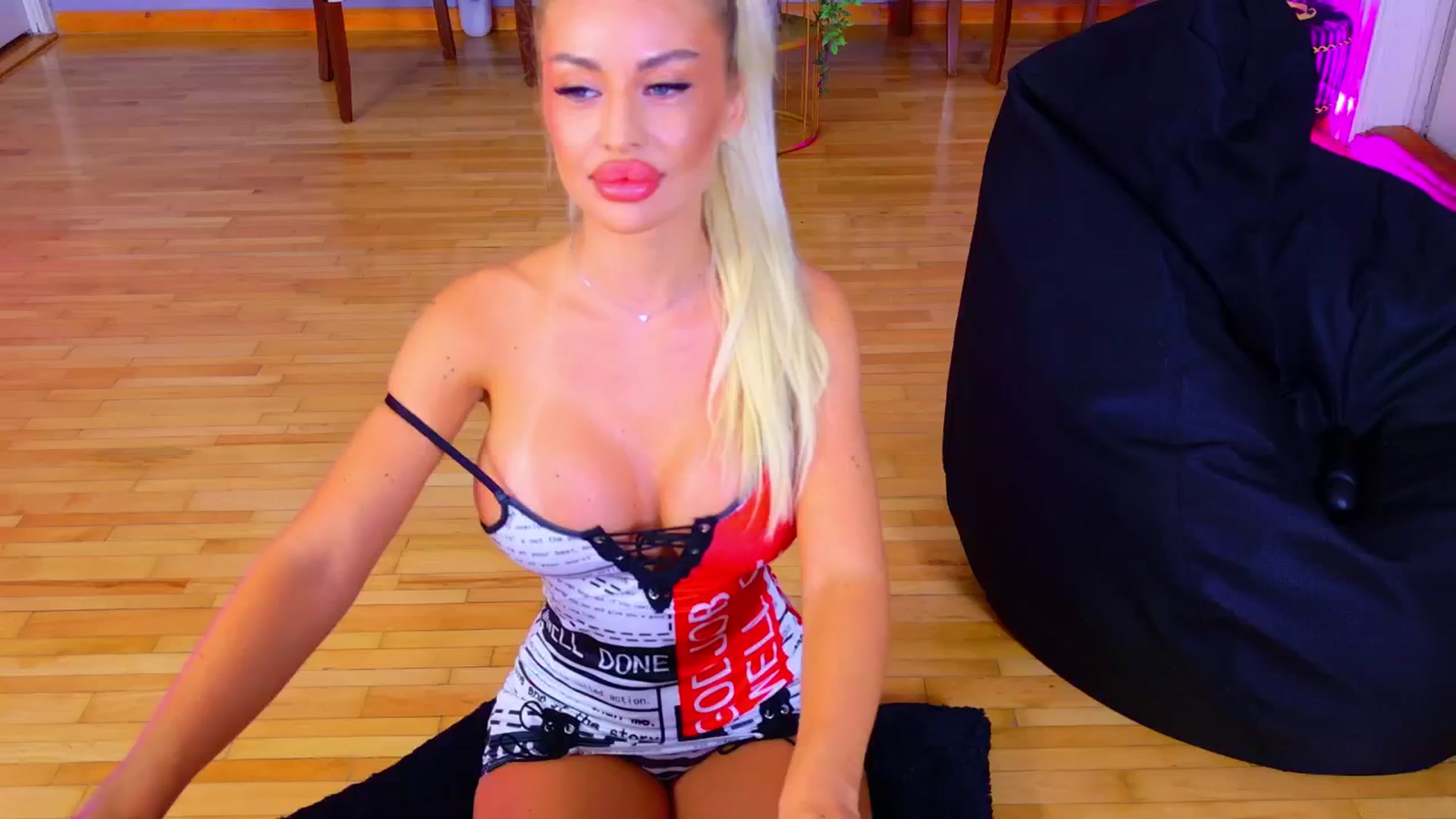 Gallery image thumbnail from AwwwElla's myfreecams stream on, 08/05/2024, 05:47 image 6 of 20