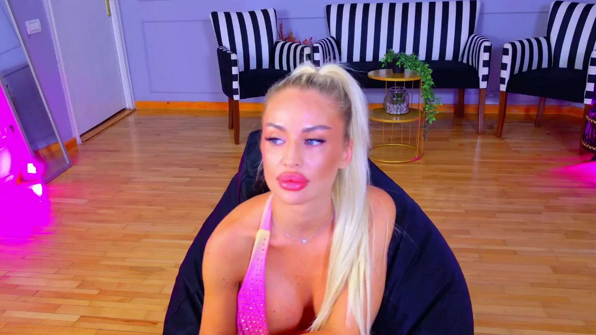 Gallery image thumbnail from AwwwElla's myfreecams stream on, 08/05/2024, 06:03 image 10 of 20