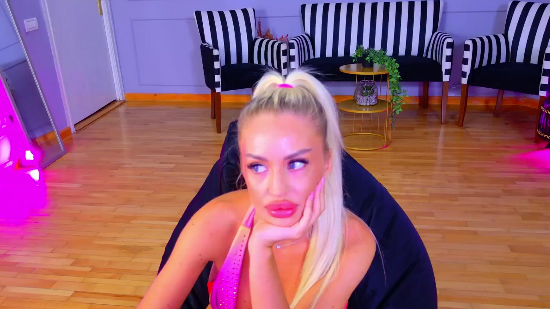 Gallery image thumbnail from AwwwElla's myfreecams stream on, 08/05/2024, 06:03 image 15 of 20