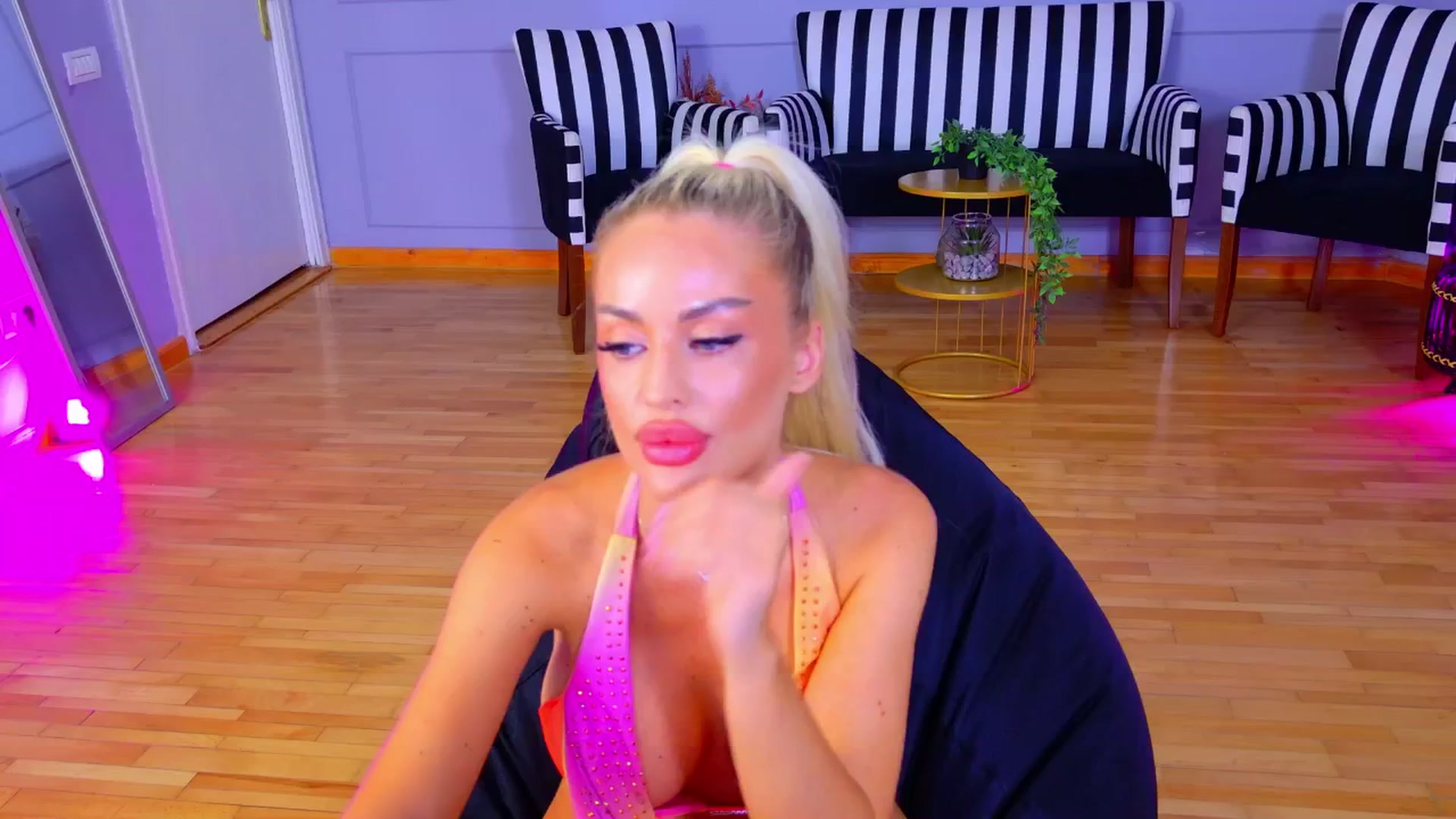 Gallery image thumbnail from AwwwElla's myfreecams stream on, 08/05/2024, 06:03 image 8 of 20
