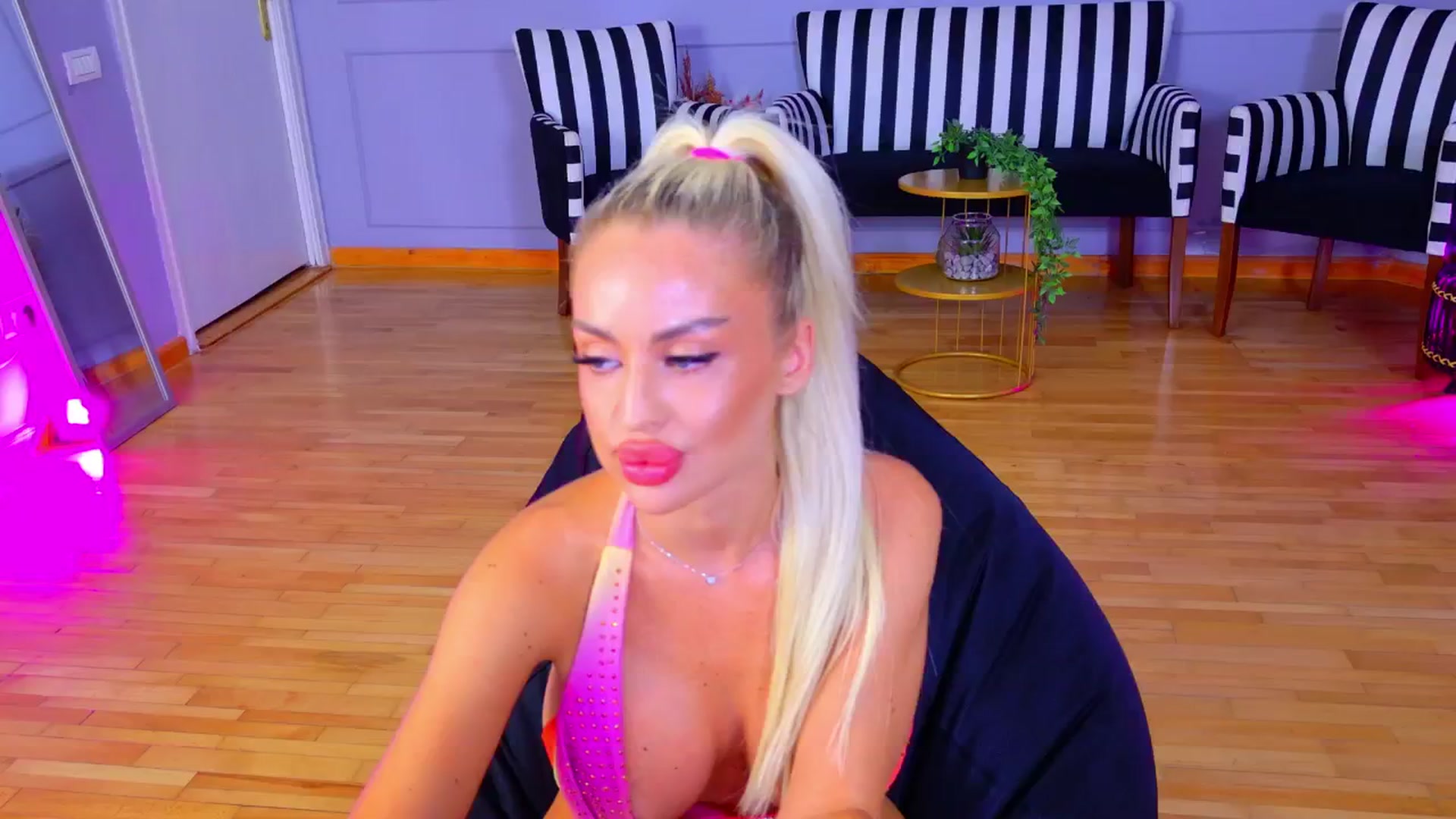 Gallery image thumbnail from AwwwElla's myfreecams stream on, 08/05/2024, 06:03 image 17 of 20