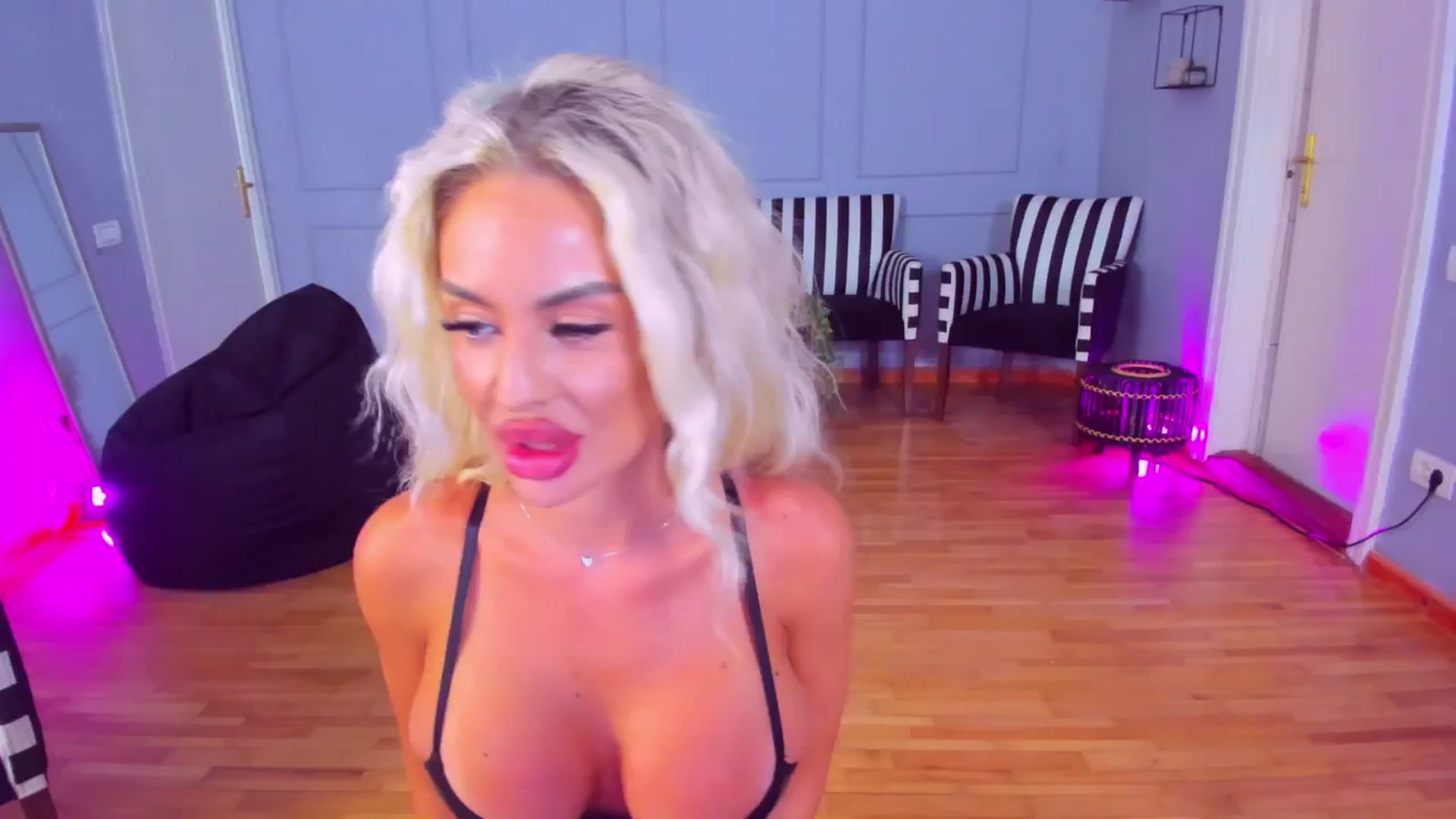 Gallery image thumbnail from AwwwElla's myfreecams stream on, 08/14/2024, 09:19 image 3 of 20
