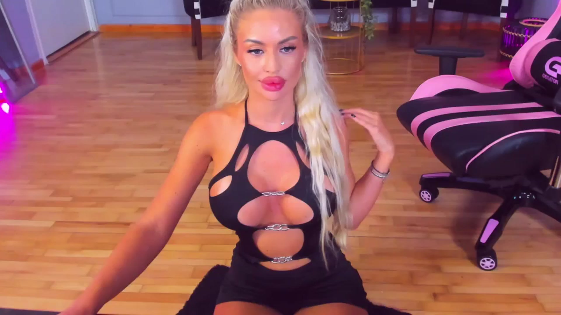 Gallery image thumbnail from AwwwElla's myfreecams stream on, 08/17/2024, 07:16 image 8 of 20