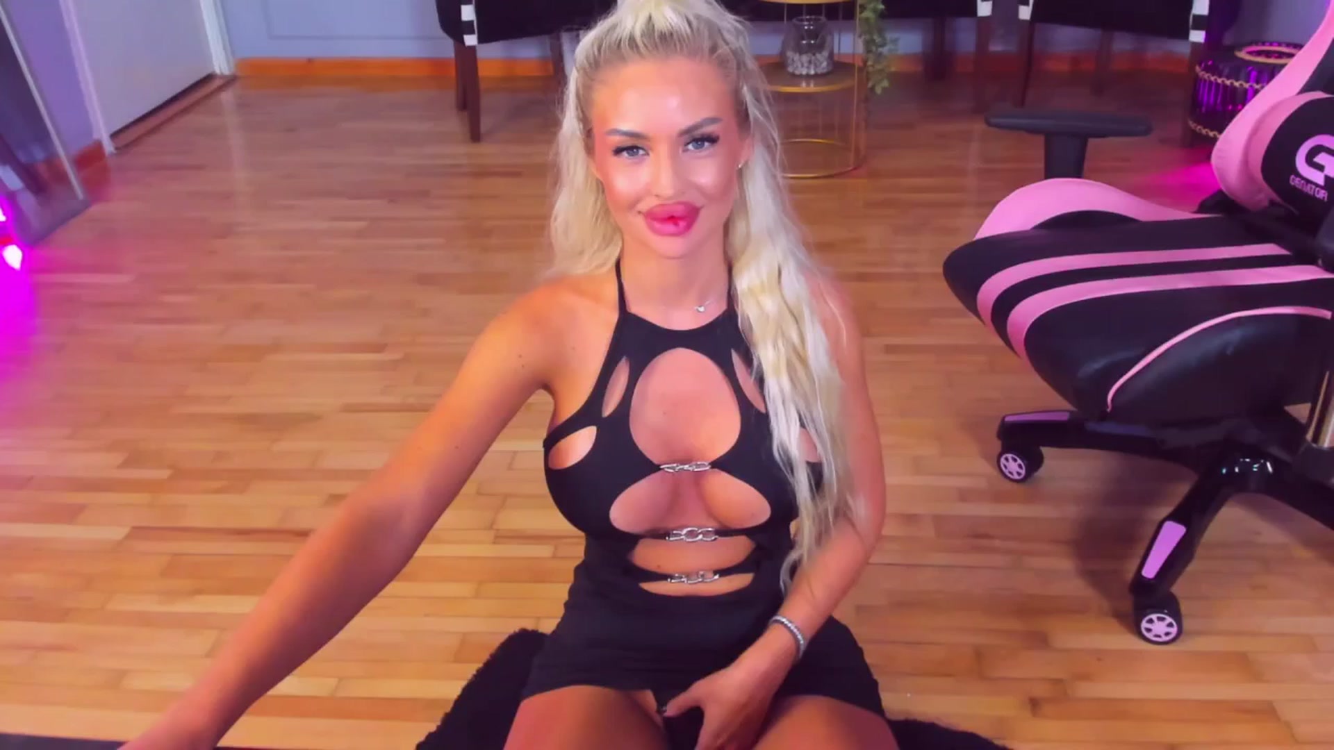 Gallery image thumbnail from AwwwElla's myfreecams stream on, 08/17/2024, 07:16 image 9 of 20