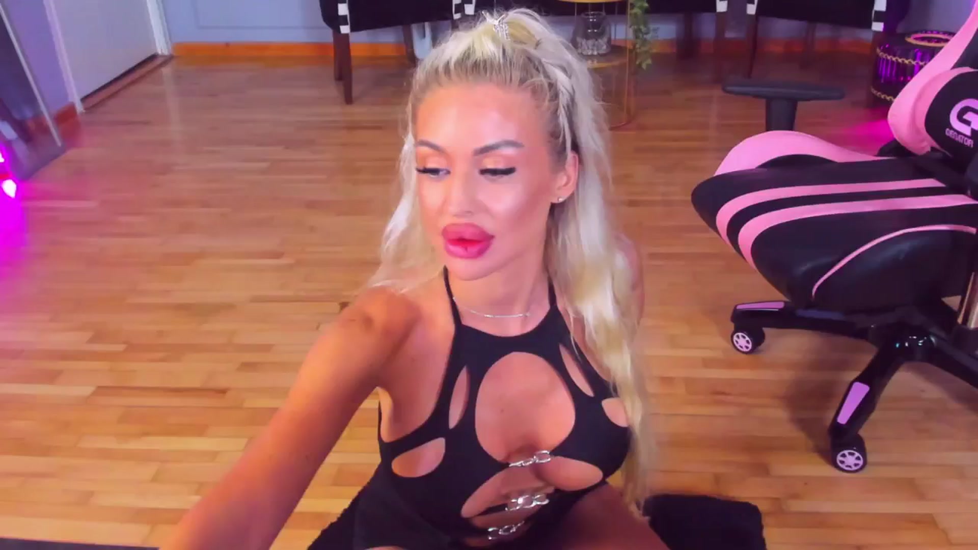 Gallery image thumbnail from AwwwElla's myfreecams stream on, 08/17/2024, 07:16 image 13 of 20