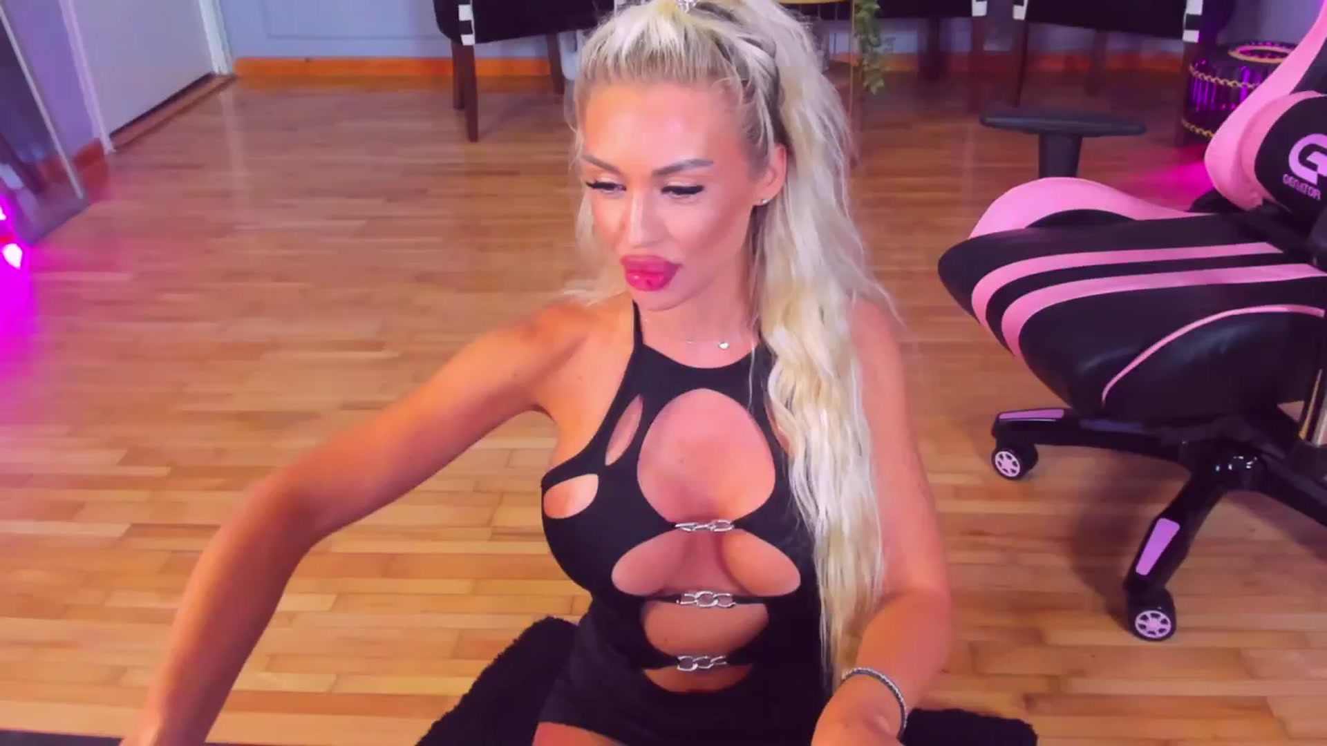 Gallery image thumbnail from AwwwElla's myfreecams stream on, 08/17/2024, 07:16 image 14 of 20