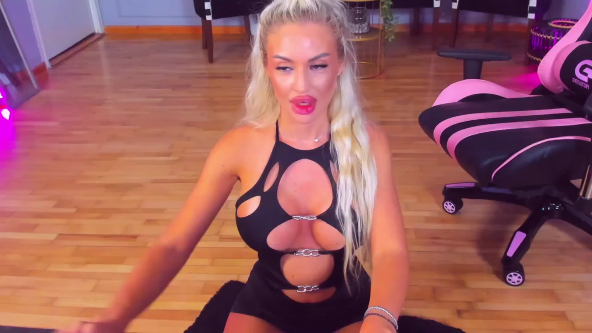 Gallery image thumbnail from AwwwElla's myfreecams stream on, 08/17/2024, 07:16 image 11 of 20