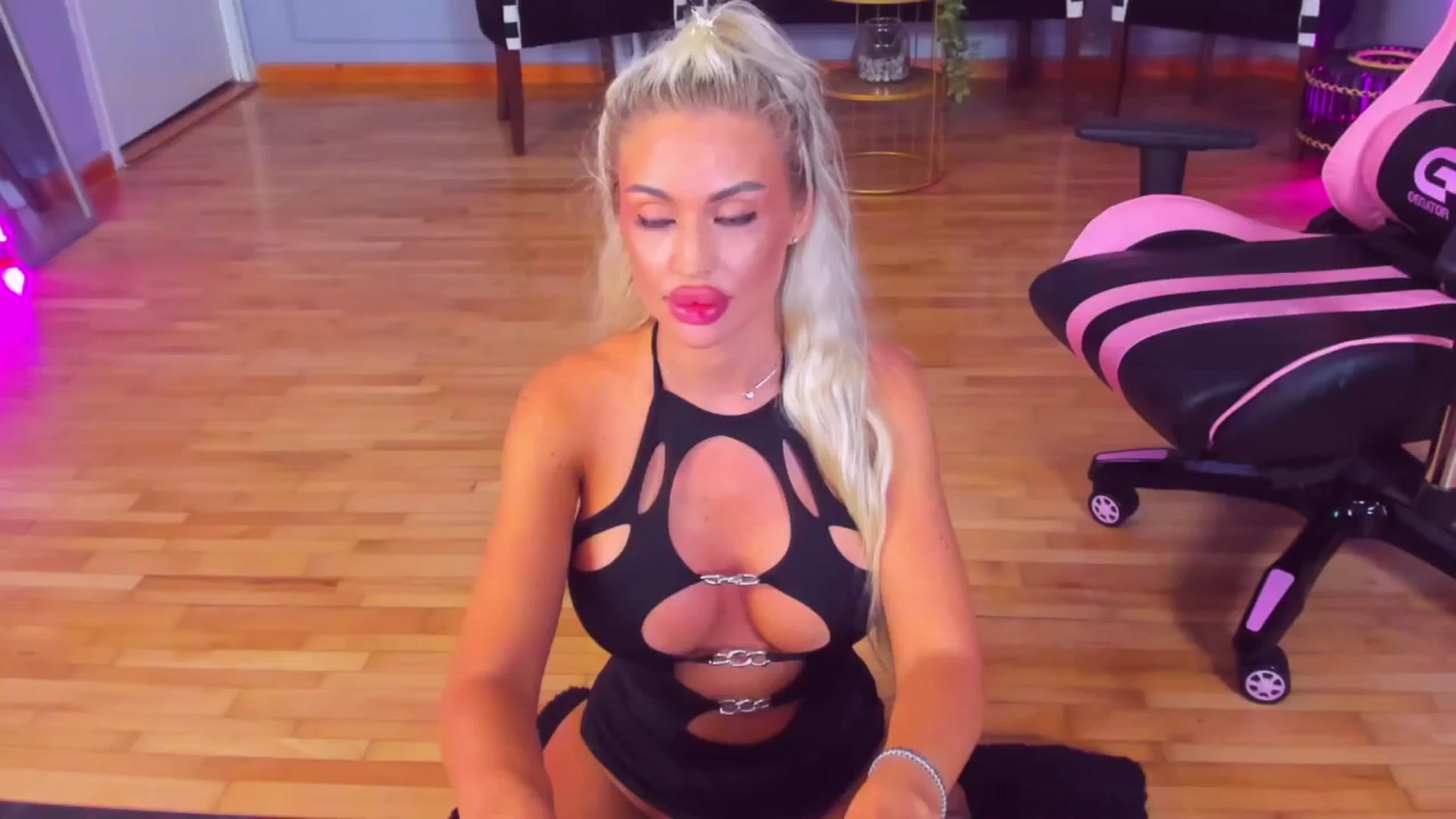 Gallery image thumbnail from AwwwElla's myfreecams stream on, 08/17/2024, 07:16 image 6 of 20