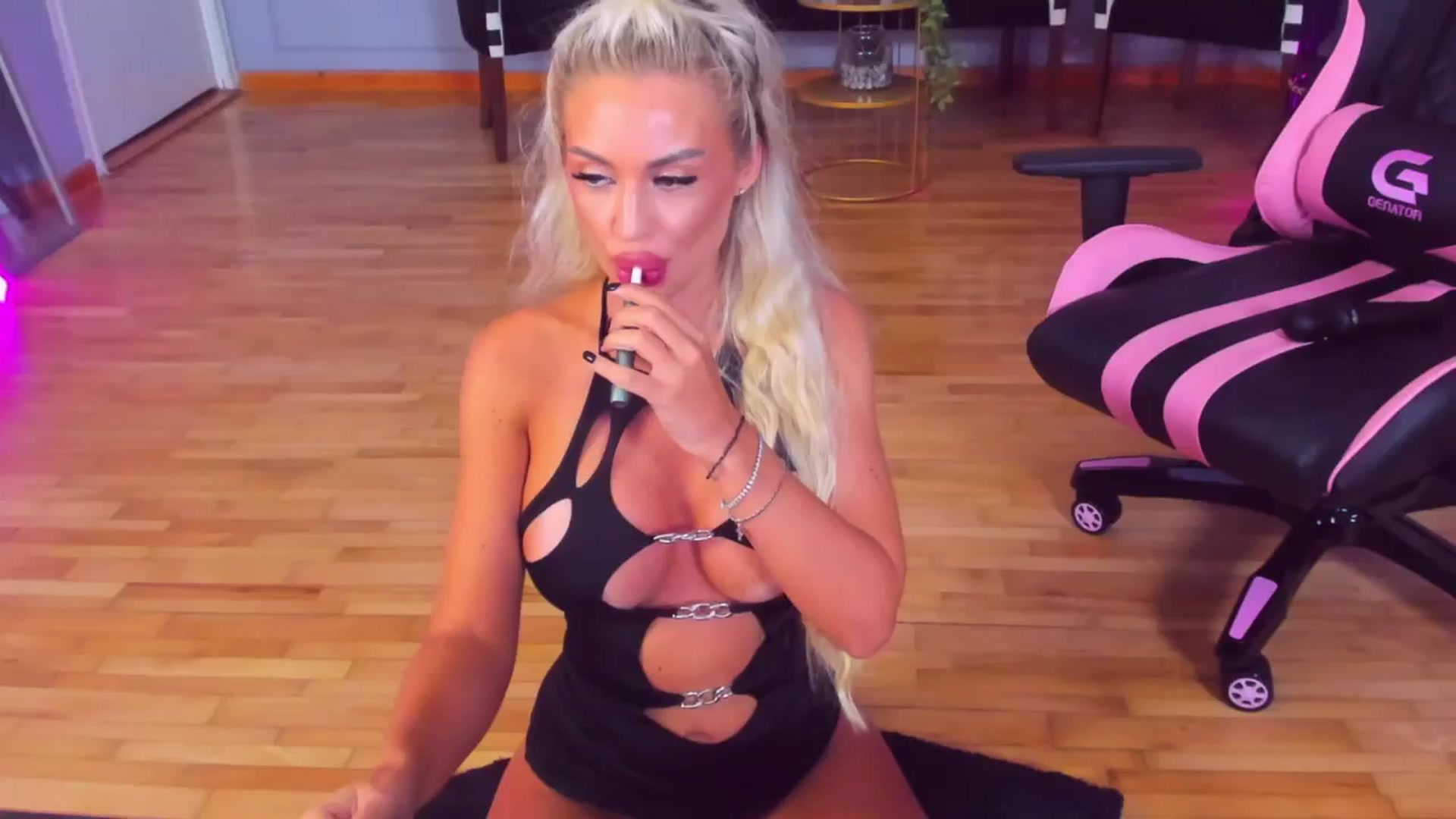 Gallery image thumbnail from AwwwElla's myfreecams stream on, 08/17/2024, 08:39 image 3 of 20