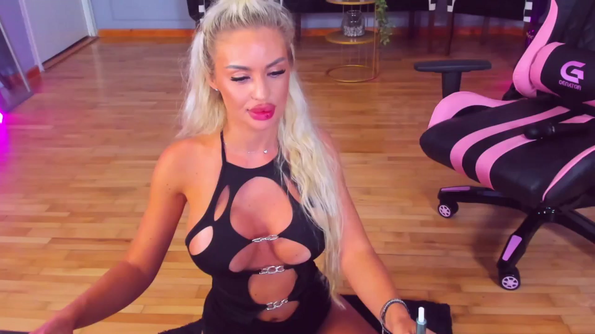 Gallery image thumbnail from AwwwElla's myfreecams stream on, 08/17/2024, 08:39 image 4 of 20