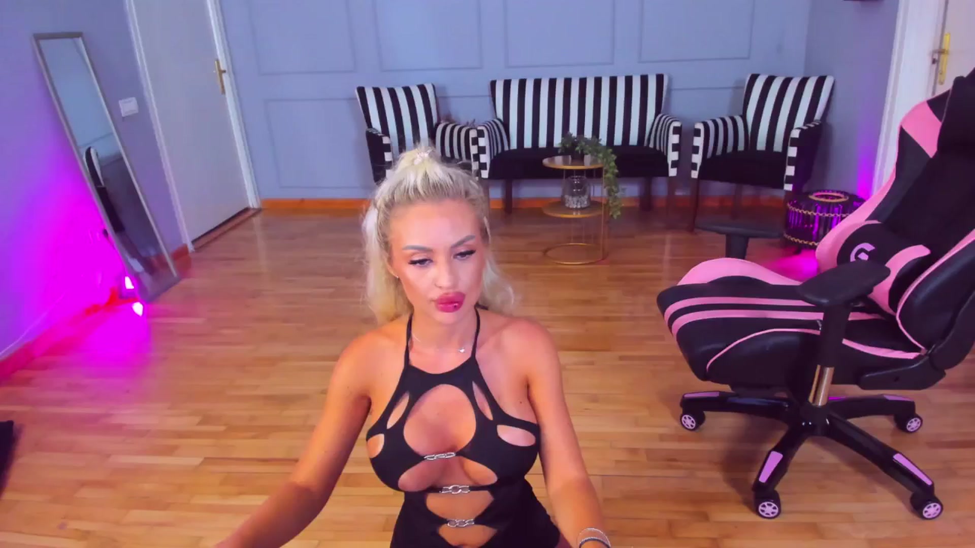Gallery image thumbnail from AwwwElla's myfreecams stream on, 08/17/2024, 10:21 image 1 of 20