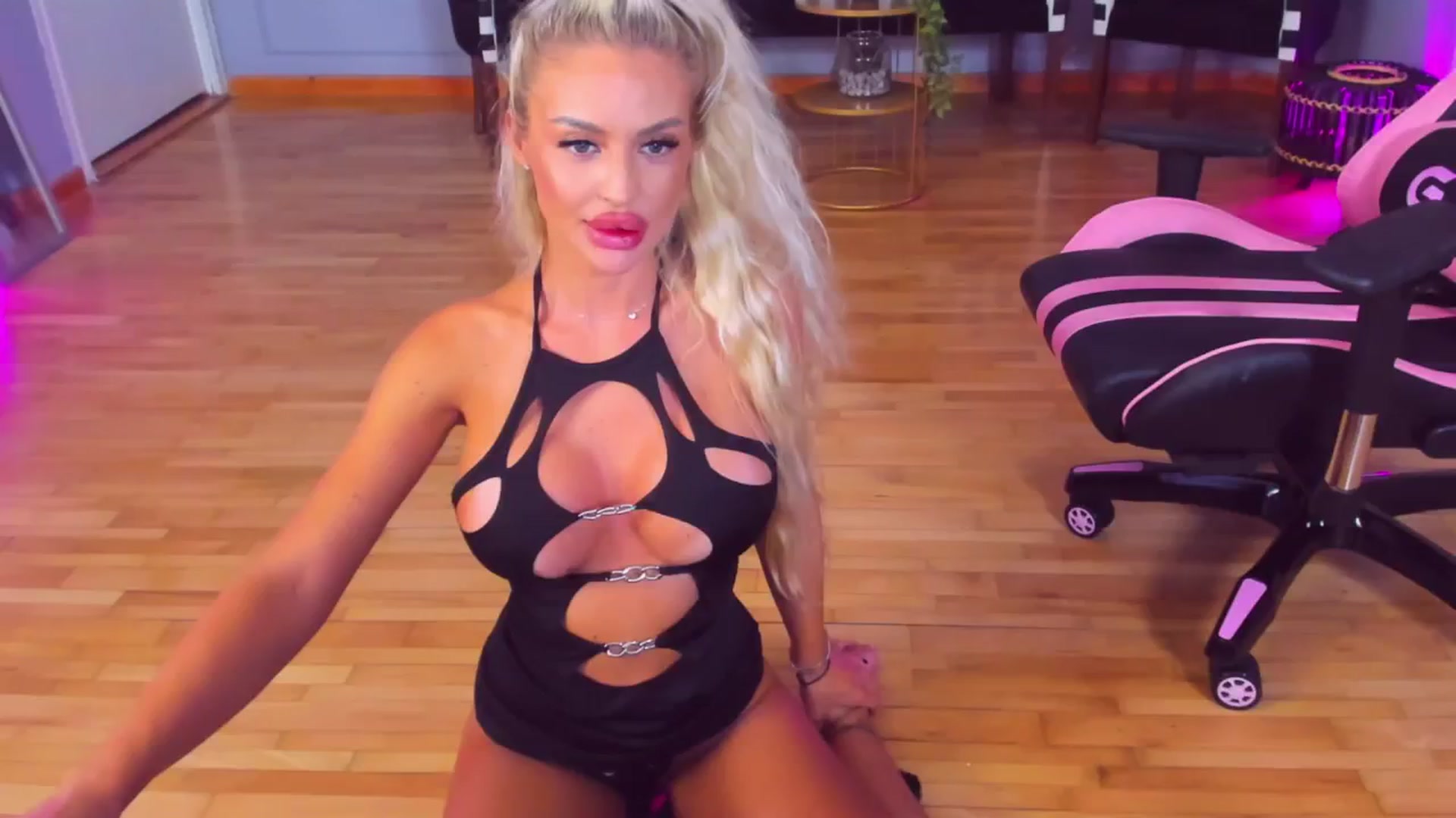 Gallery image thumbnail from AwwwElla's myfreecams stream on, 08/17/2024, 10:21 image 3 of 20