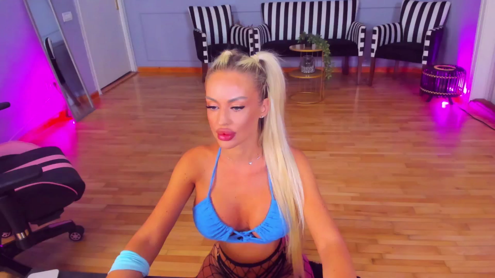 Gallery image thumbnail from AwwwElla's myfreecams stream on, 08/19/2024, 05:46 image 3 of 20