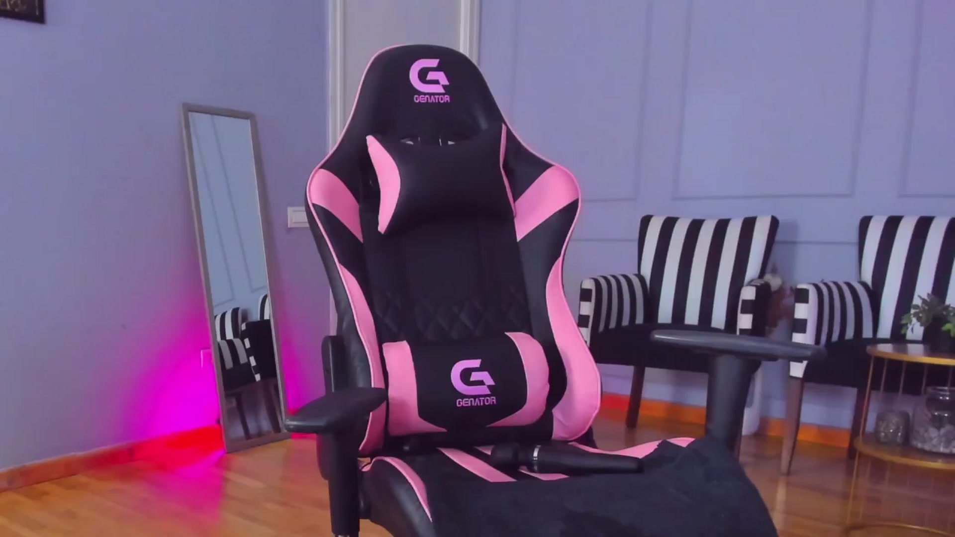 Gallery image thumbnail from AwwwElla's myfreecams stream on, 08/30/2024, 06:21 image 19 of 20