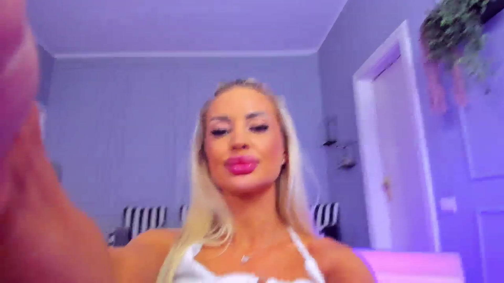 Gallery image thumbnail from AwwwElla's myfreecams stream on, 03/14/2025, 11:40 image 3 of 20