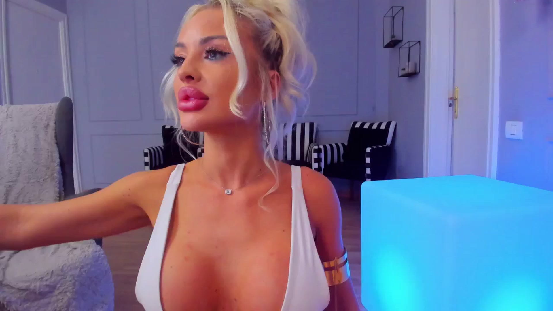 Gallery image thumbnail from AwwwElla's myfreecams stream on, 04/30/2025, 10:52 image 19 of 20