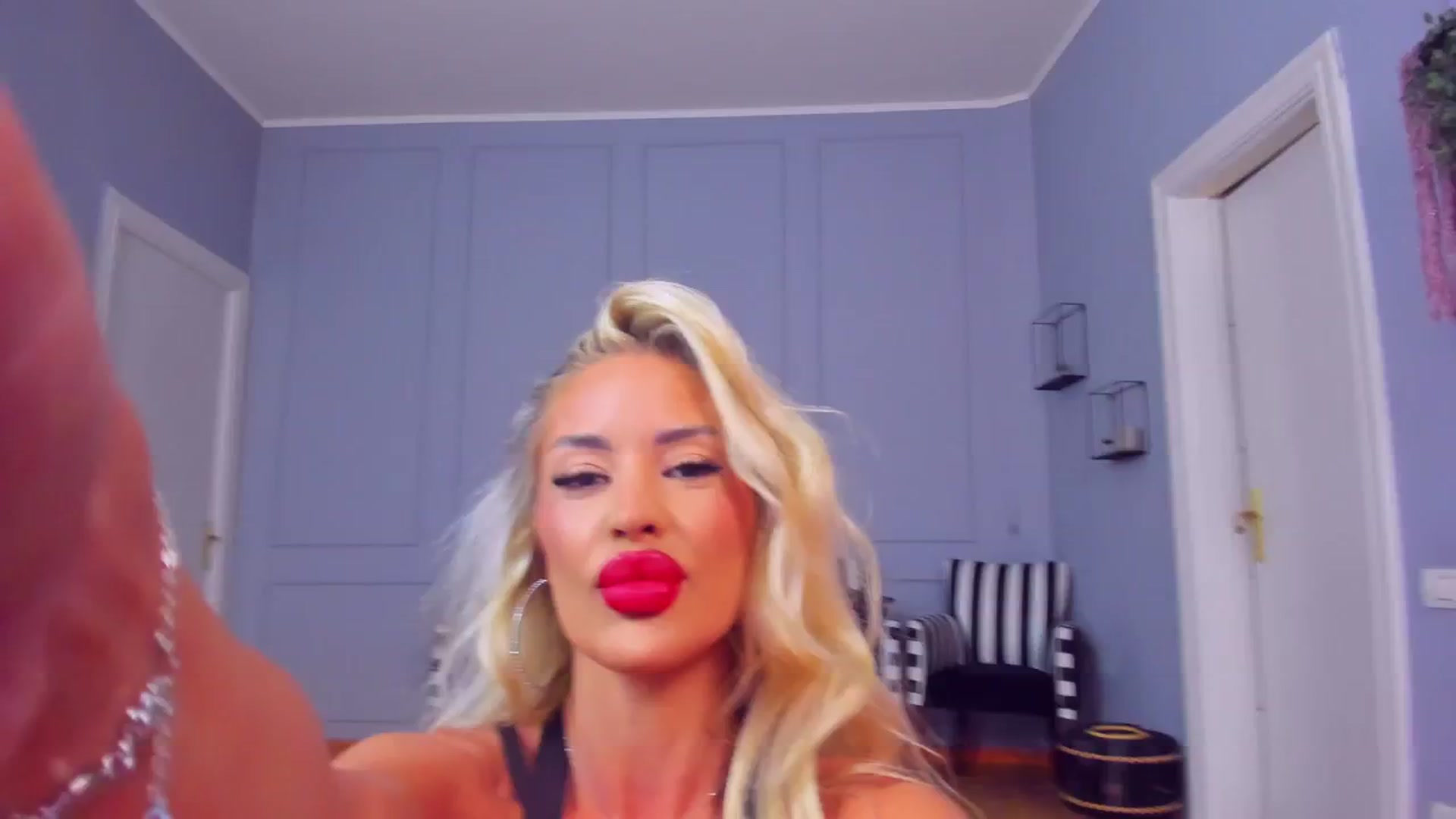 Gallery image thumbnail from AwwwElla's myfreecams stream on, 08/11/2025, 05:43 image 3 of 20