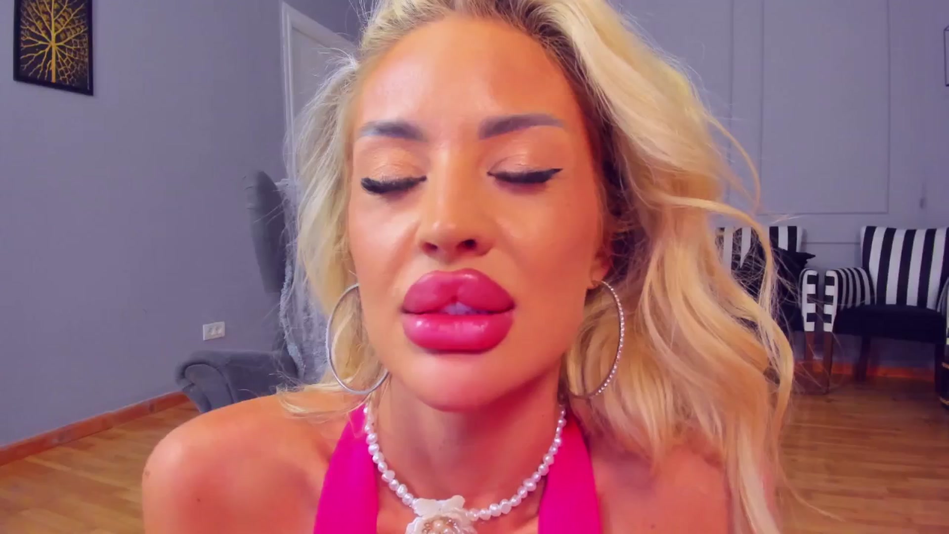 Gallery image thumbnail from AwwwElla's myfreecams stream on, 08/12/2025, 09:01 image 14 of 20