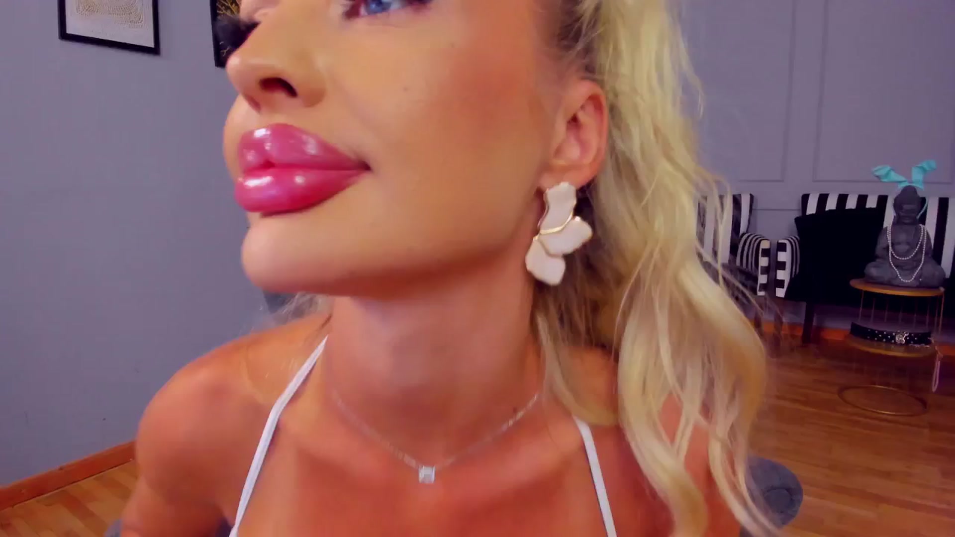 Gallery image thumbnail from AwwwElla's myfreecams stream on, 09/11/2025, 10:04 image 4 of 20