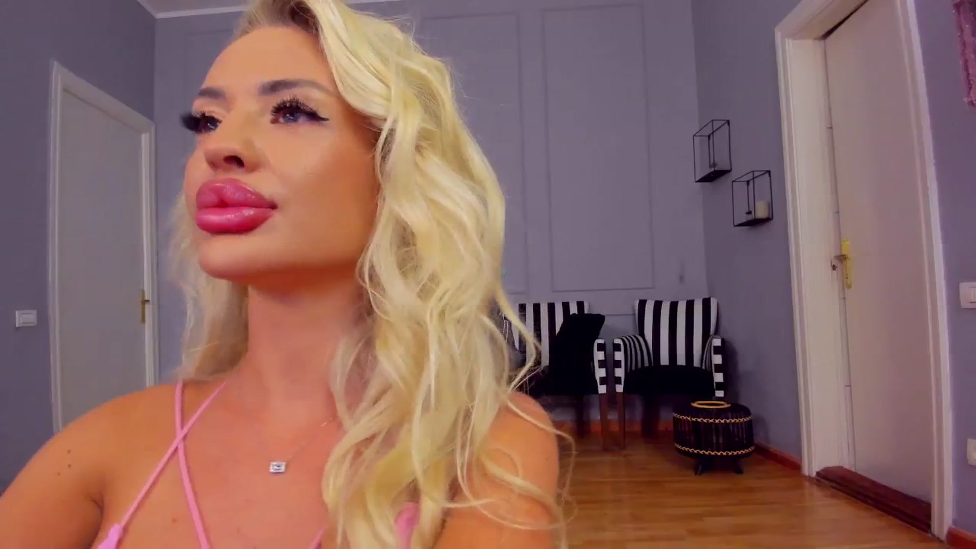 Gallery image thumbnail from AwwwElla's myfreecams stream on, 09/26/2025, 06:04 image 16 of 20