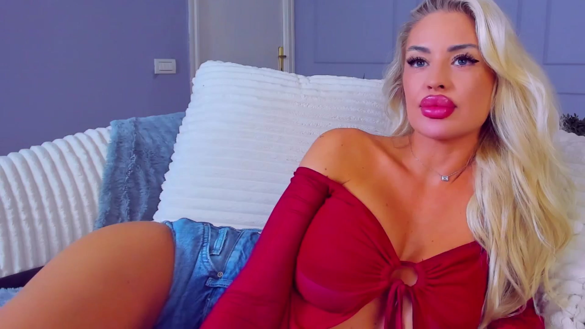 Gallery image thumbnail from AwwwElla's myfreecams stream on, 12/15/2025, 10:13 image 12 of 20