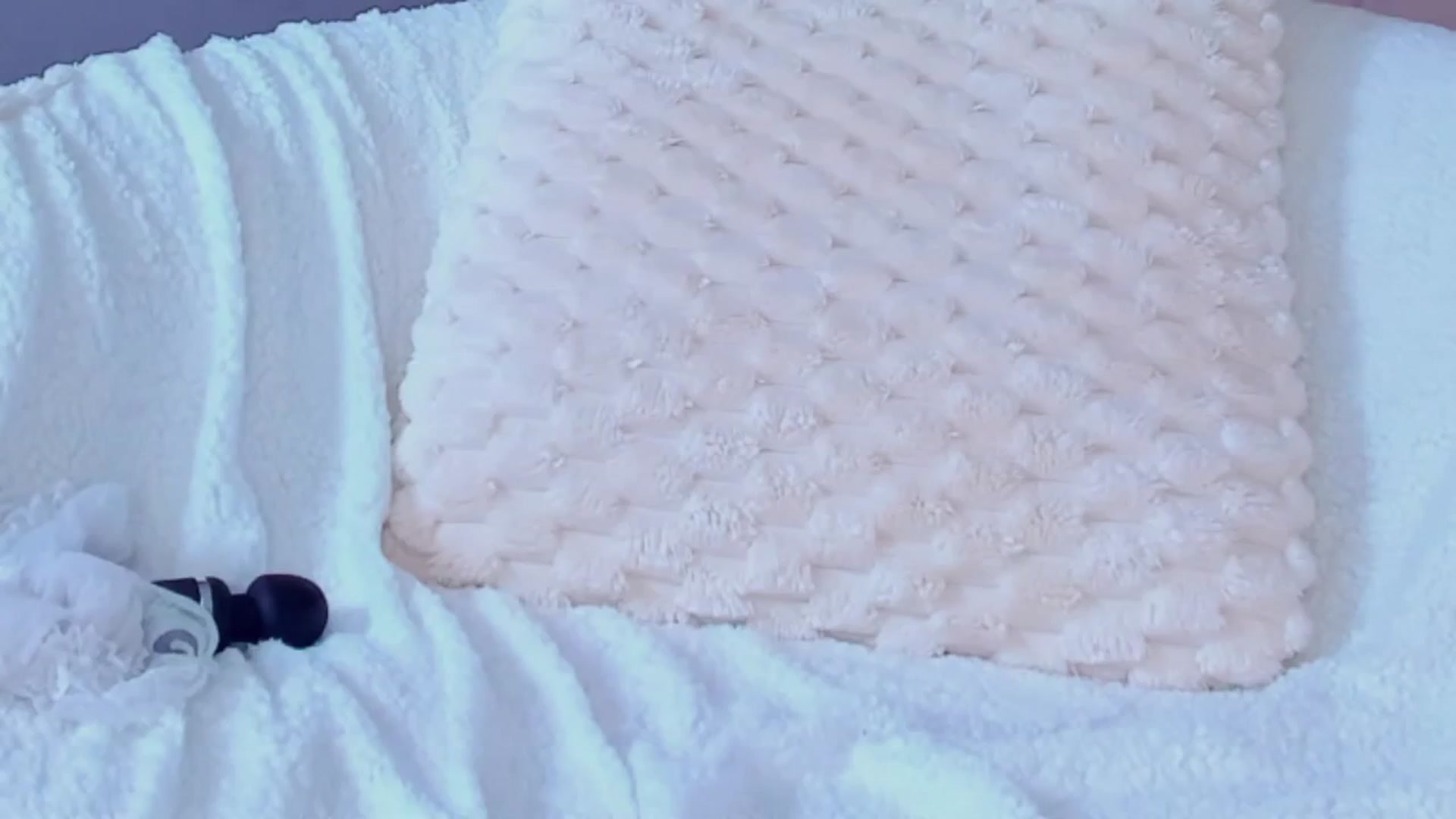 Gallery image thumbnail from AwwwElla's myfreecams stream on, 04/22/2026, 07:01 image 10 of 20