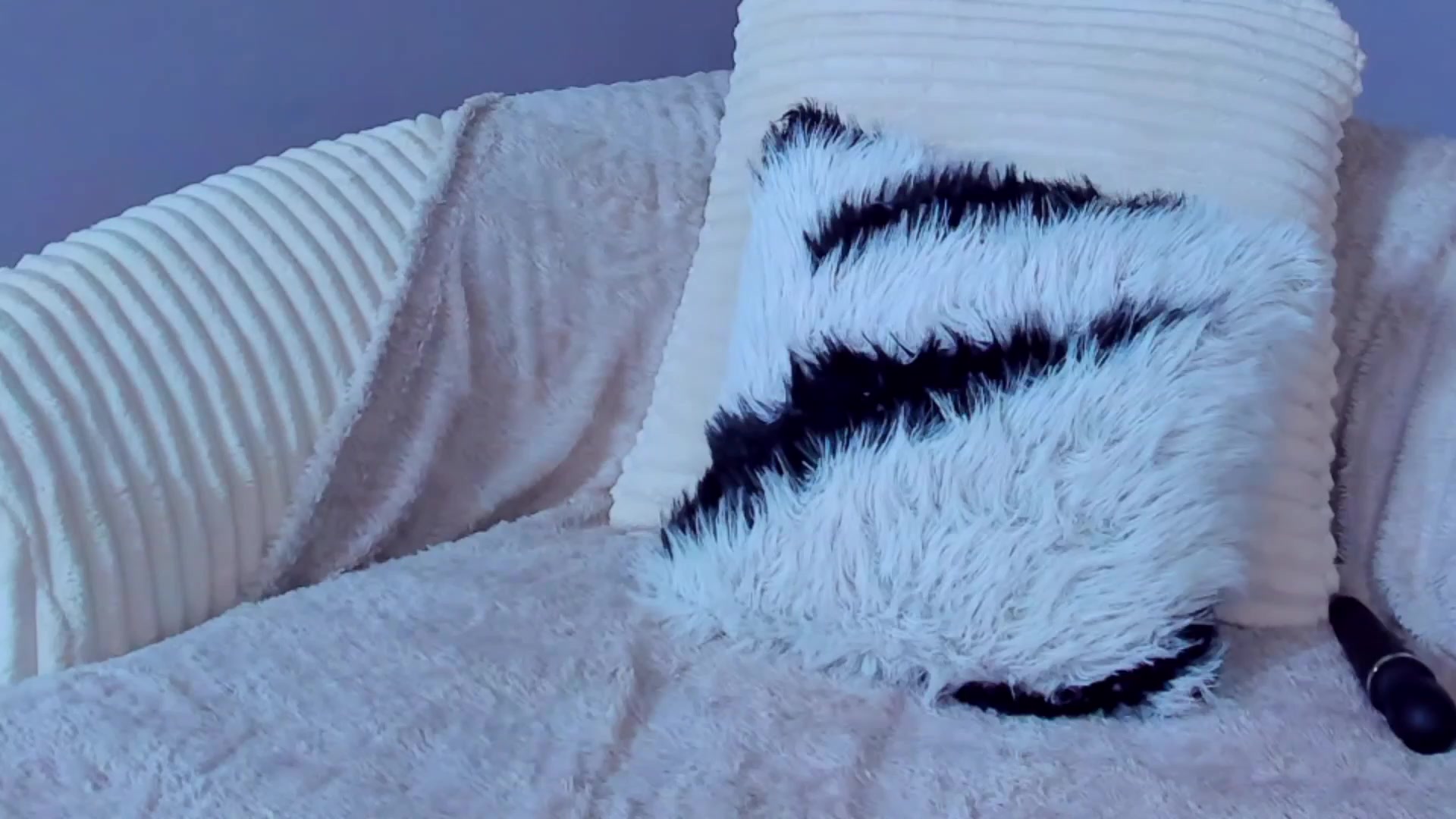 Gallery image thumbnail from AwwwElla's myfreecams stream on, 04/28/2026, 04:45 image 17 of 20