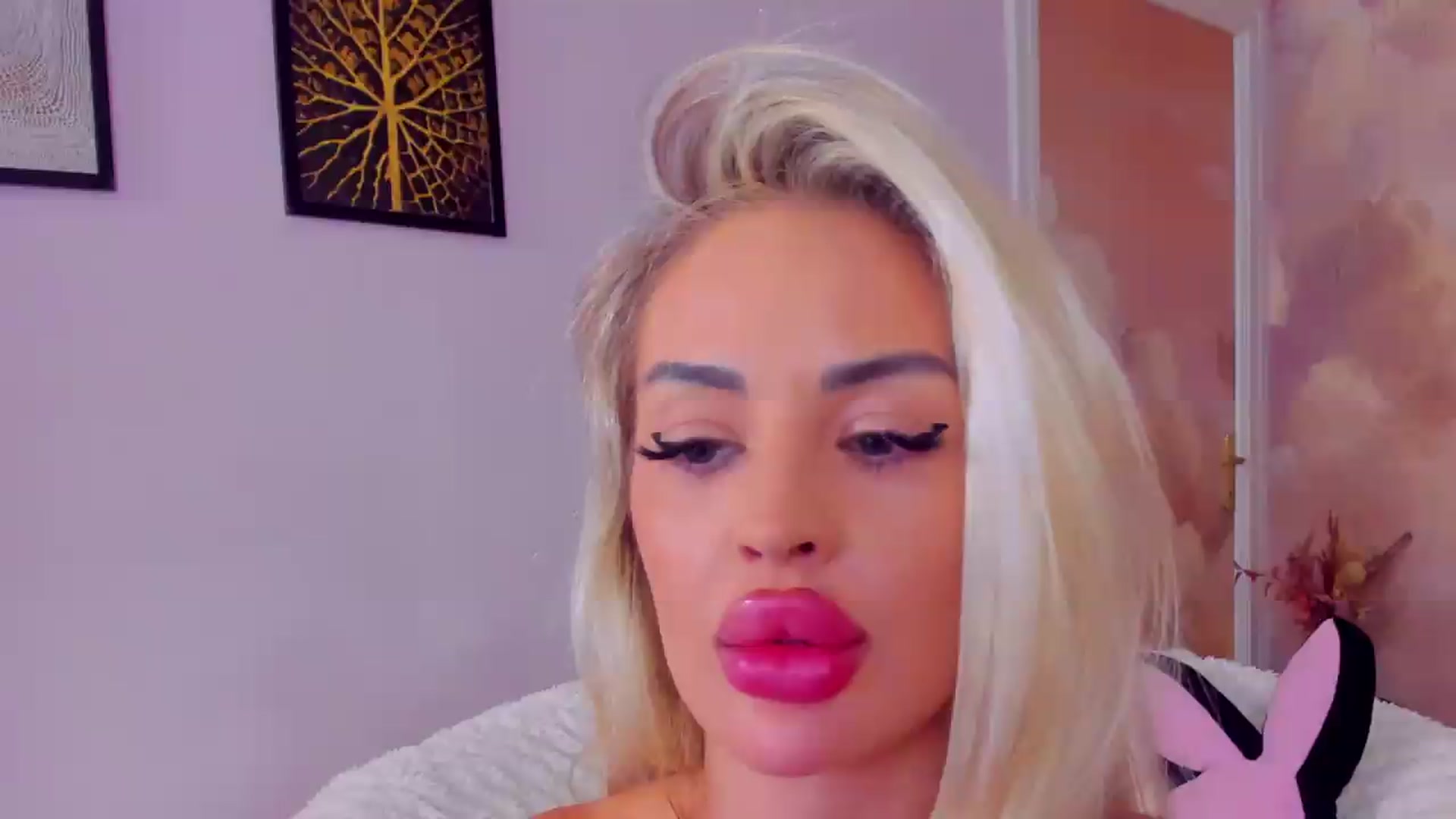 Gallery image thumbnail from AwwwElla's myfreecams stream on, 06/27/2026, 07:25 image 18 of 20