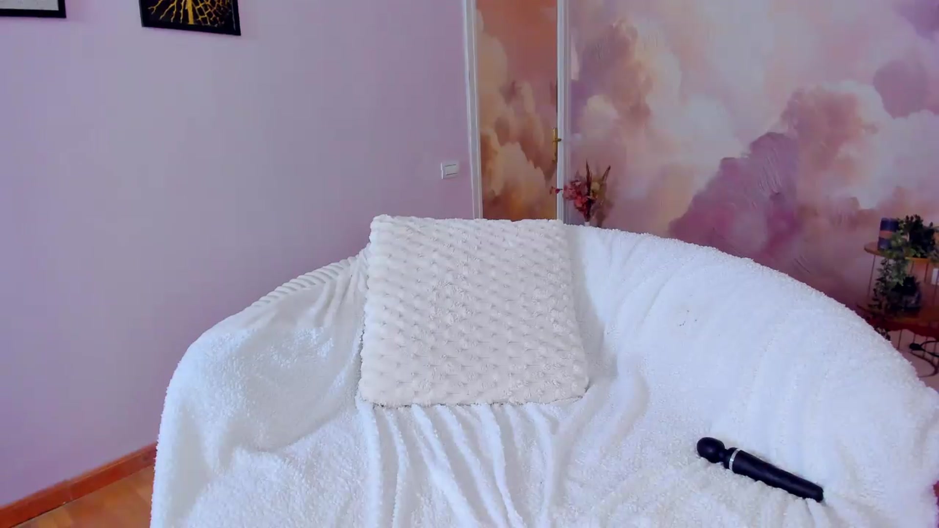 Gallery image thumbnail from AwwwElla's myfreecams stream on, 07/17/2026, 09:56 image 15 of 20
