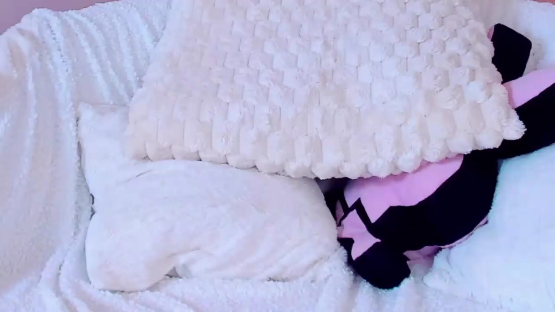 Gallery image thumbnail from AwwwElla's myfreecams stream on, 07/18/2026, 09:53 image 9 of 20
