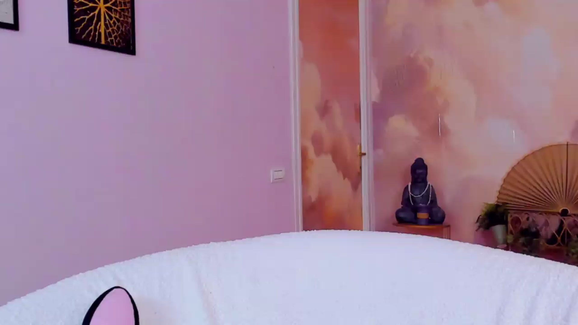 Gallery image thumbnail from AwwwElla's myfreecams stream on, 08/17/2026, 07:05 image 10 of 20