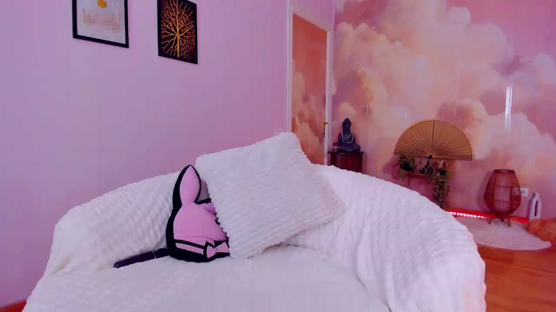 Gallery image thumbnail from AwwwElla's myfreecams stream on, 08/19/2026, 09:07 image 12 of 20