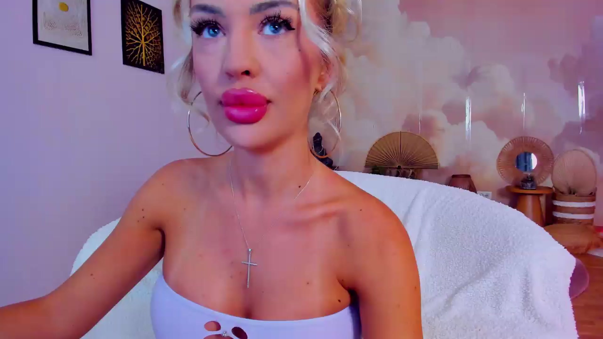Gallery image thumbnail from AwwwElla's myfreecams stream on, 08/30/2026, 04:23 image 5 of 20