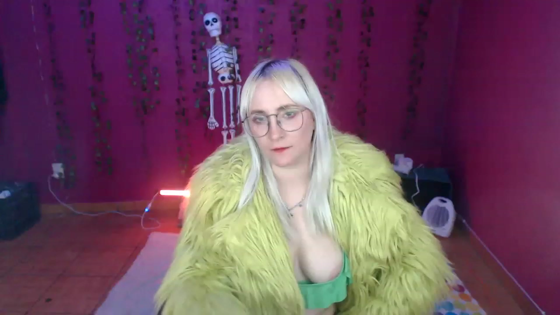 Gallery image thumbnail from AxeHallow's myfreecams stream on, 12/15/2022, 04:40 image 1 of 20