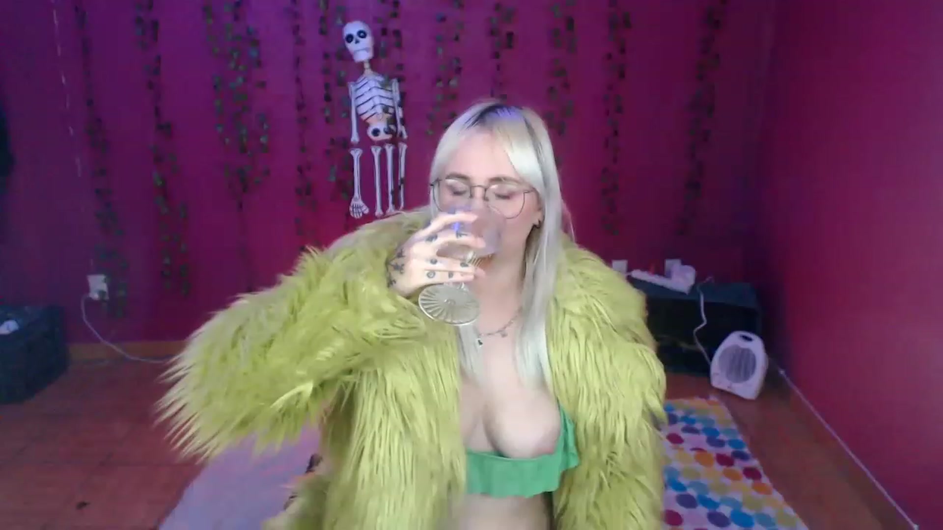 Gallery image thumbnail from AxeHallow's myfreecams stream on, 12/15/2022, 04:40 image 6 of 20