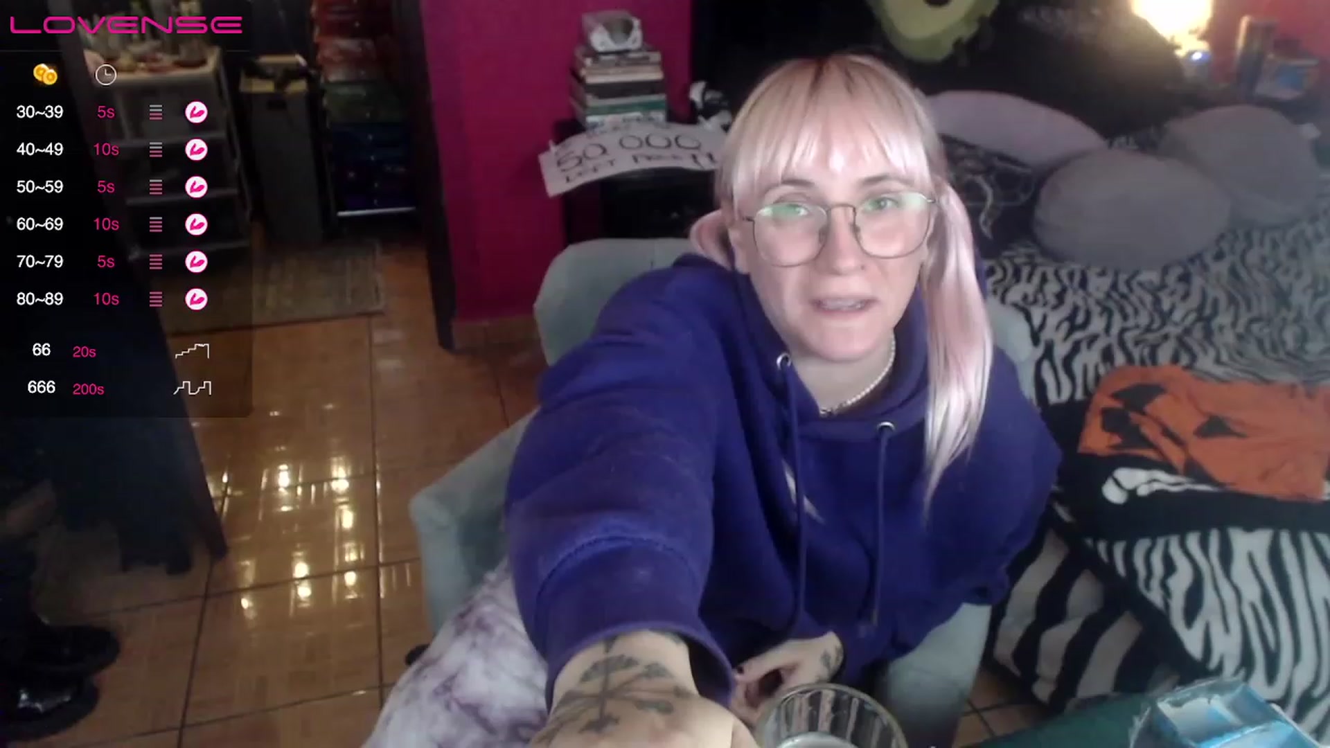 Gallery image thumbnail from AxeHallow's myfreecams stream on, 04/13/2023, 05:35 image 7 of 20