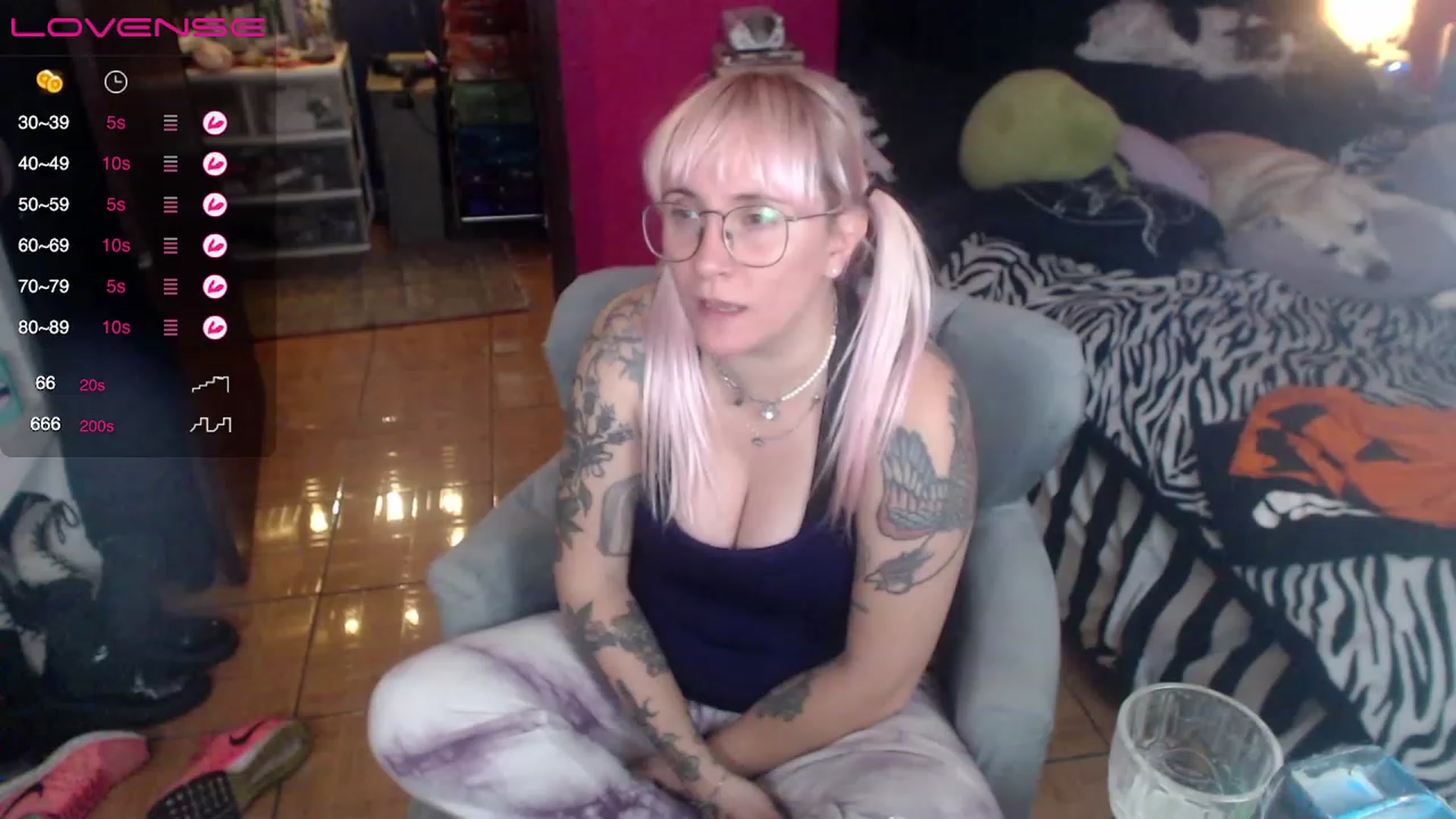 Gallery image thumbnail from AxeHallow's myfreecams stream on, 04/13/2023, 08:23 image 16 of 20