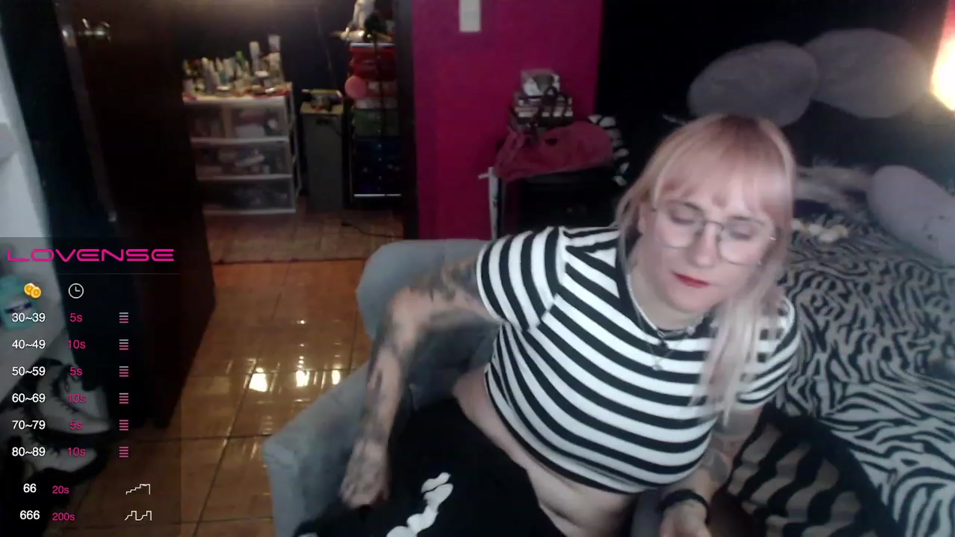 Gallery image thumbnail from AxeHallow's myfreecams stream on, 04/16/2023, 03:58 image 10 of 20