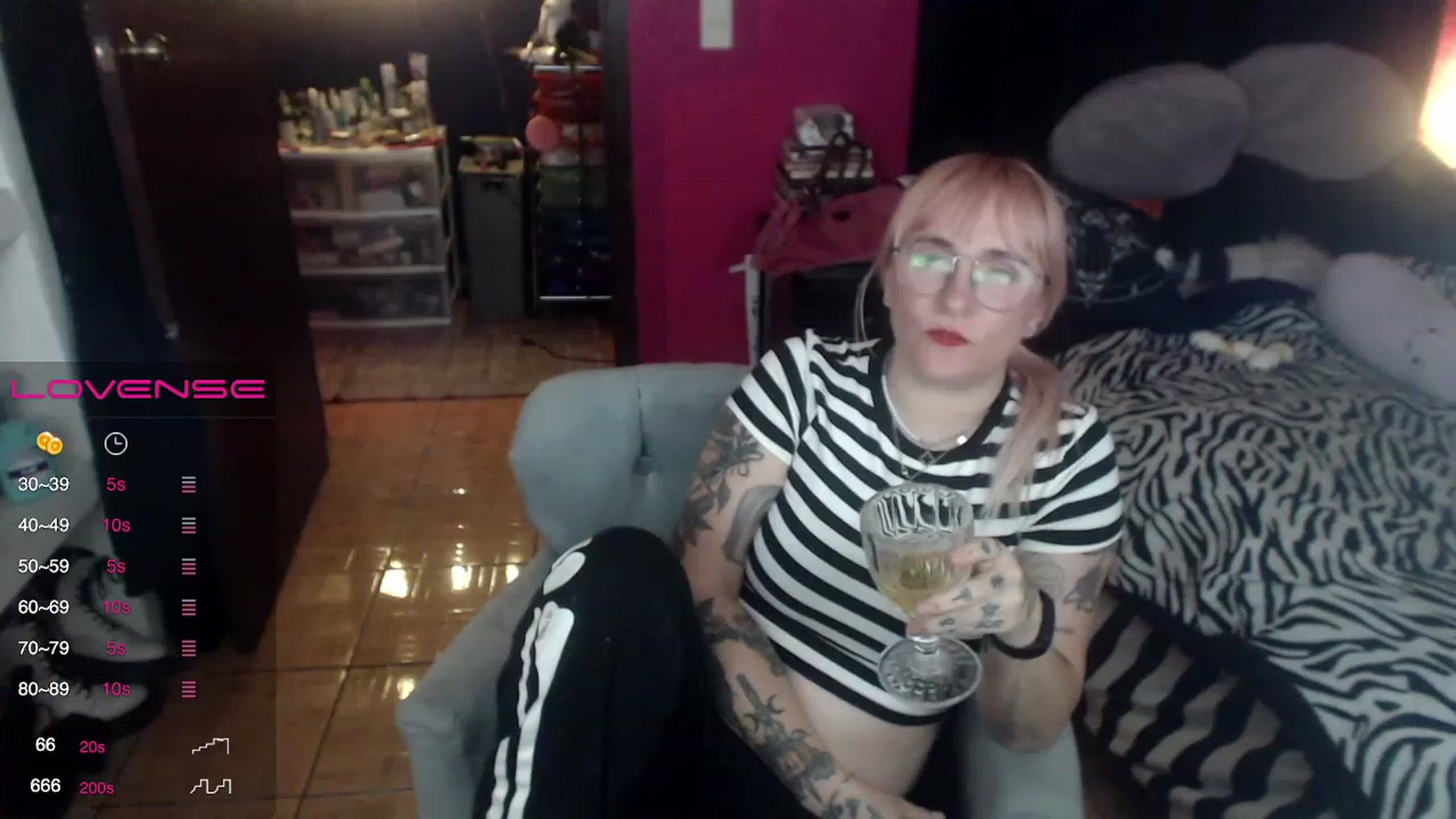 Gallery image thumbnail from AxeHallow's myfreecams stream on, 04/16/2023, 03:58 image 5 of 20