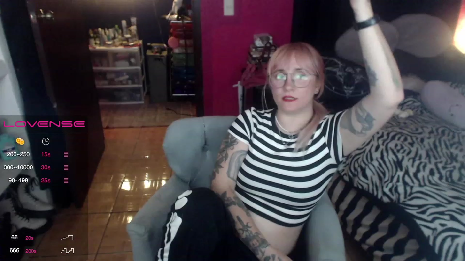 Gallery image thumbnail from AxeHallow's myfreecams stream on, 04/16/2023, 03:58 image 6 of 20