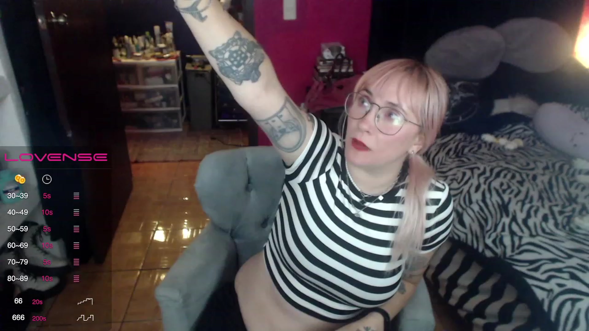 Gallery image thumbnail from AxeHallow's myfreecams stream on, 04/16/2023, 03:58 image 3 of 20