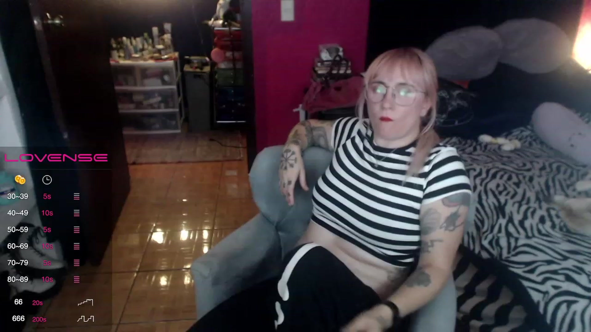 Gallery image thumbnail from AxeHallow's myfreecams stream on, 04/16/2023, 03:58 image 15 of 20