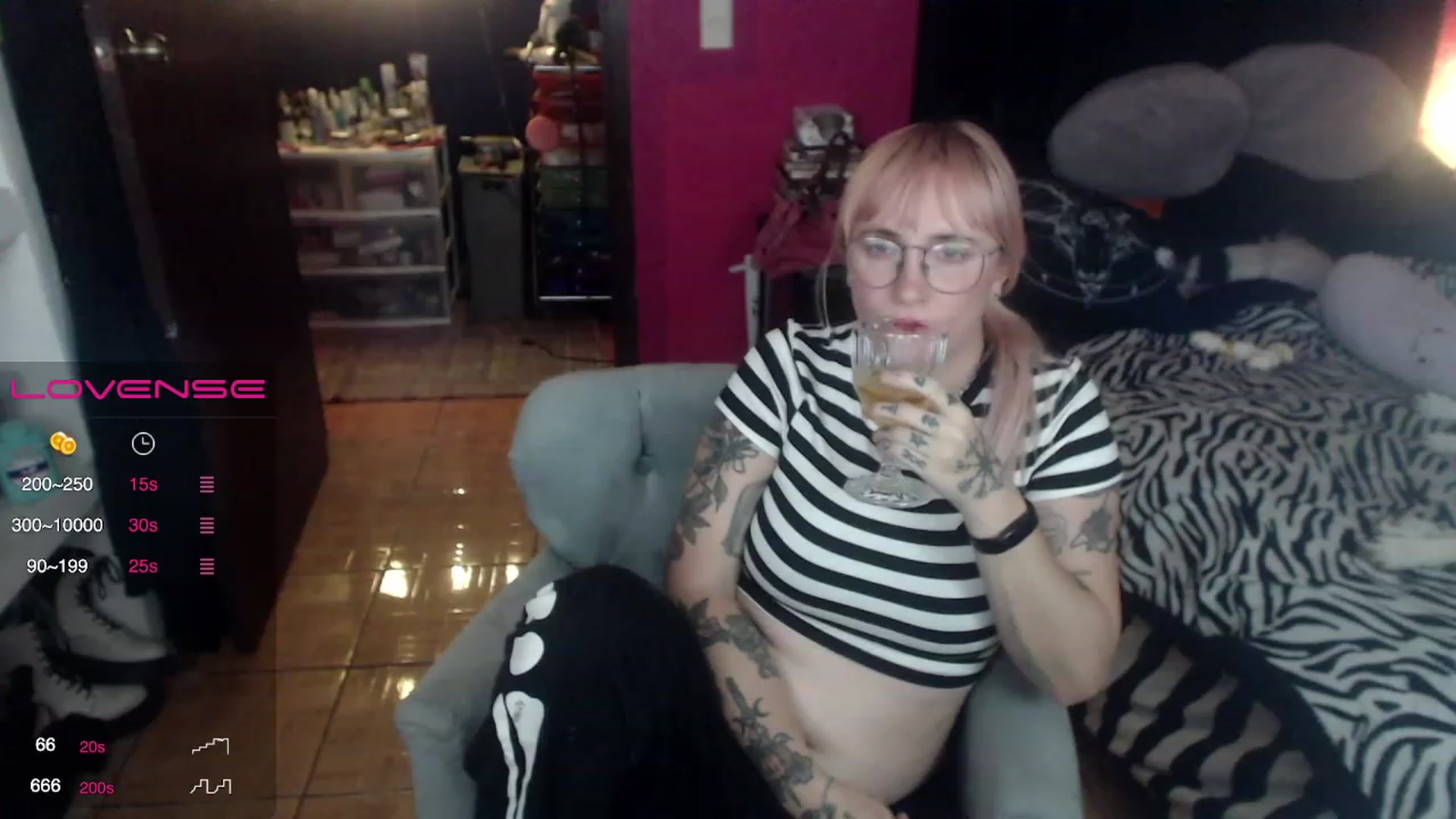 Gallery image thumbnail from AxeHallow's myfreecams stream on, 04/16/2023, 03:58 image 4 of 20