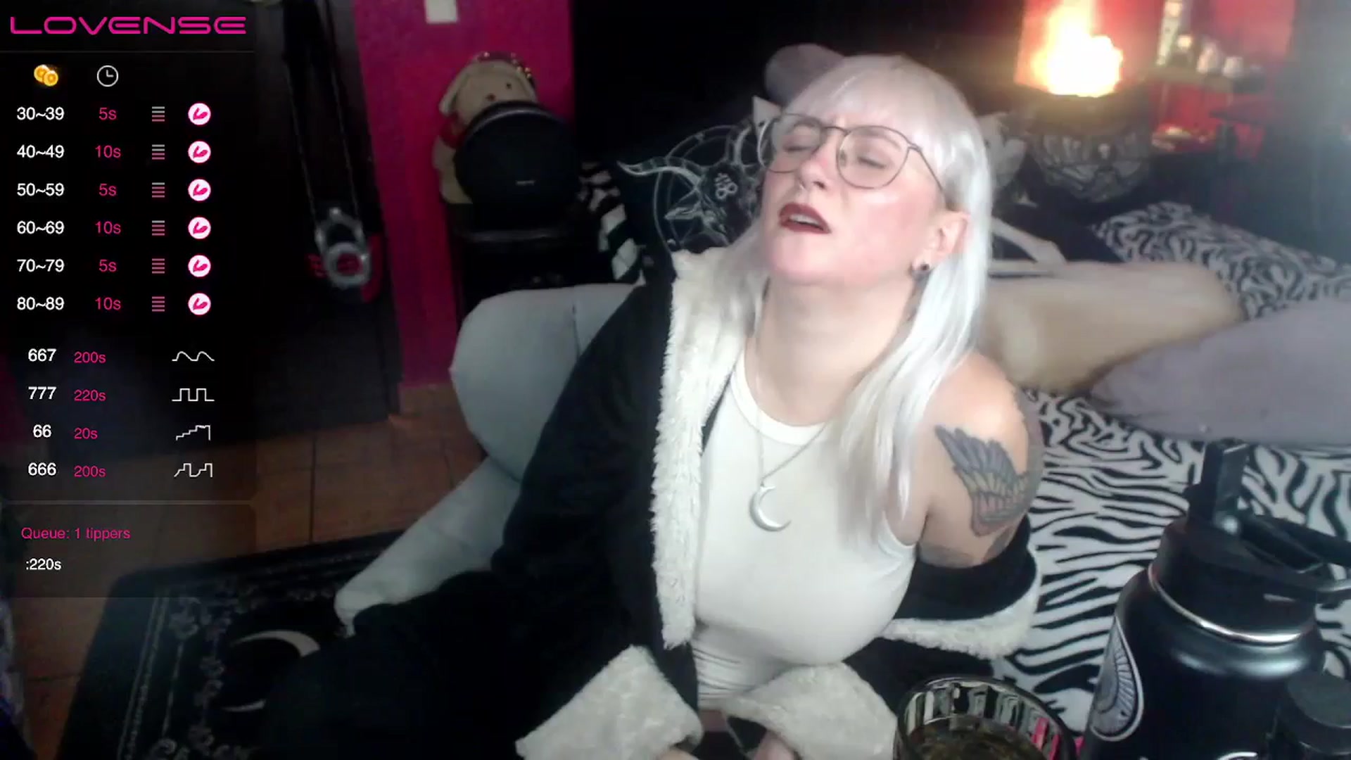 Gallery image thumbnail from AxeHallow's myfreecams stream on, 08/19/2023, 02:51 image 9 of 20