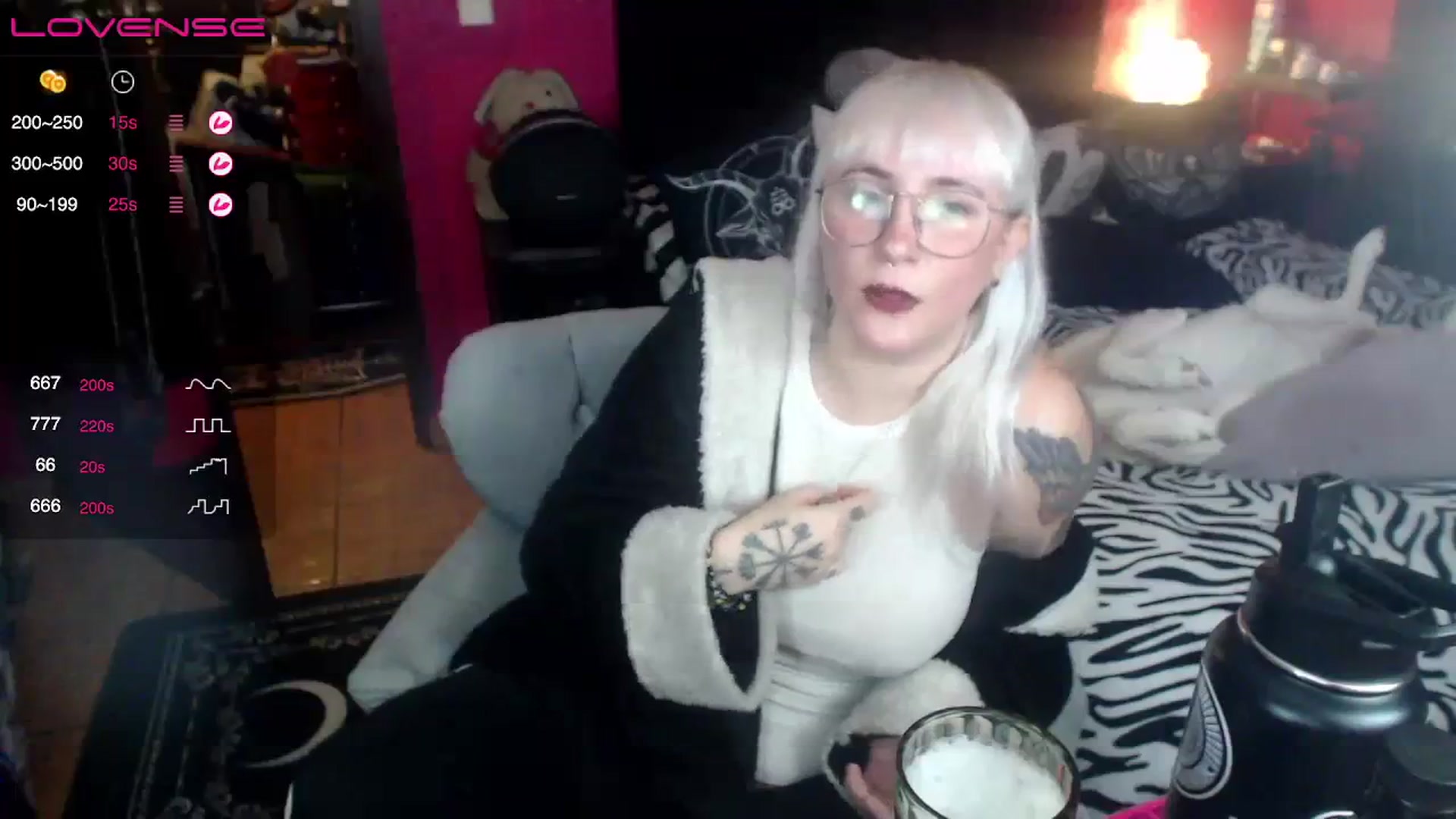 Gallery image thumbnail from AxeHallow's myfreecams stream on, 08/19/2023, 02:51 image 4 of 20