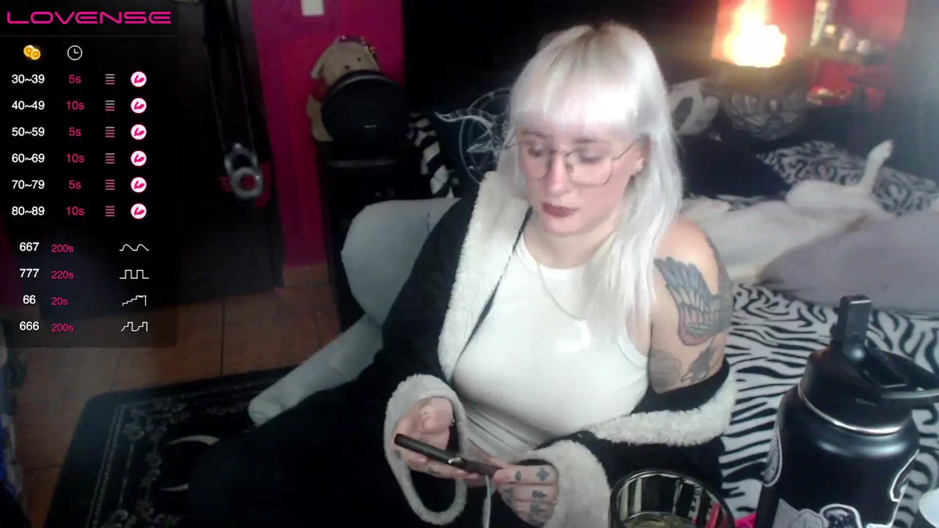 Gallery image thumbnail from AxeHallow's myfreecams stream on, 08/19/2023, 02:51 image 16 of 20